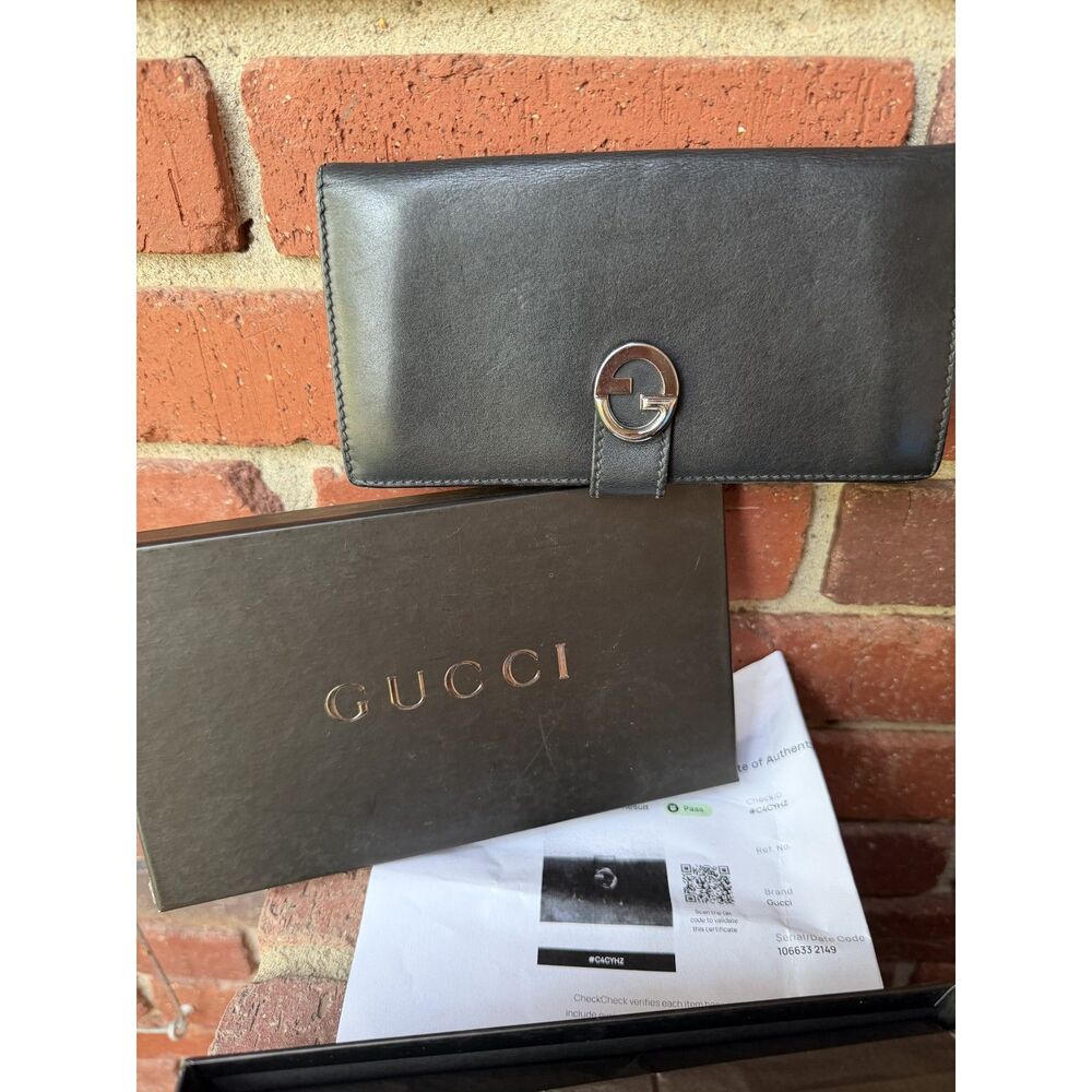 Black Leather Gucci Wallet with Silver G Logo COA and Box Included